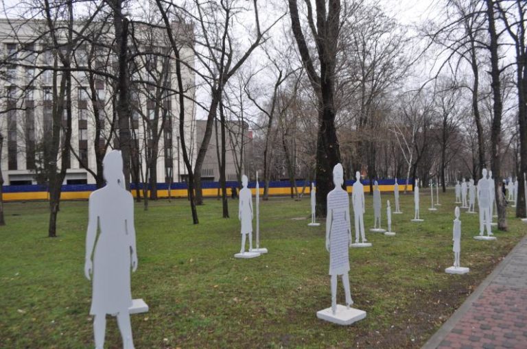 В Днепропетровске под ОГА появились Невидимые” люди (Фото)”