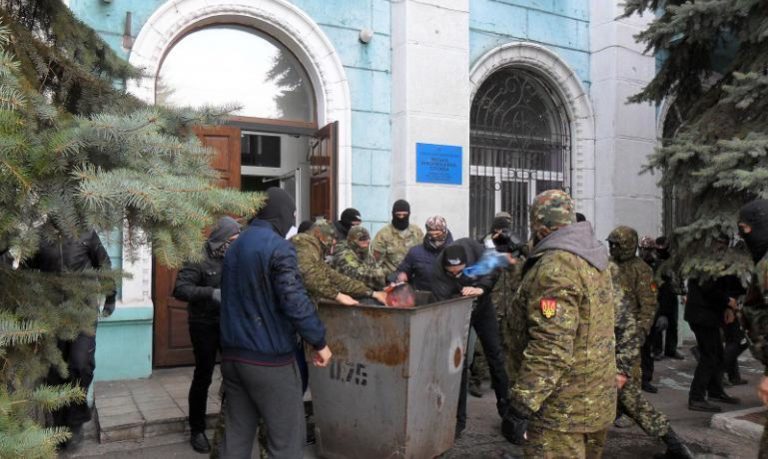 На Днепропетровщине продолжают люстрировать мусоркой