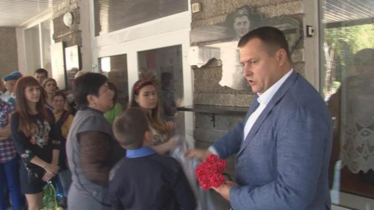Борис Филатов открыл памятный мемориал погибшему десантнику в одной из днепропетровских школ