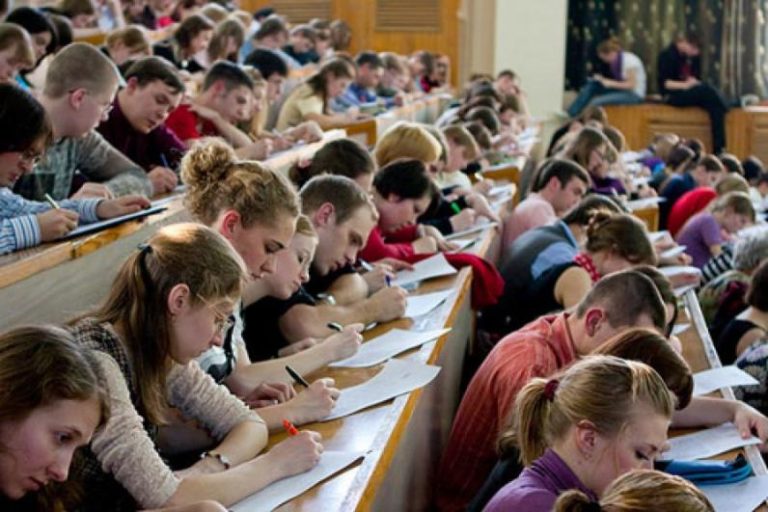 Жахи української освіти. Або чому я втекла за кордон.