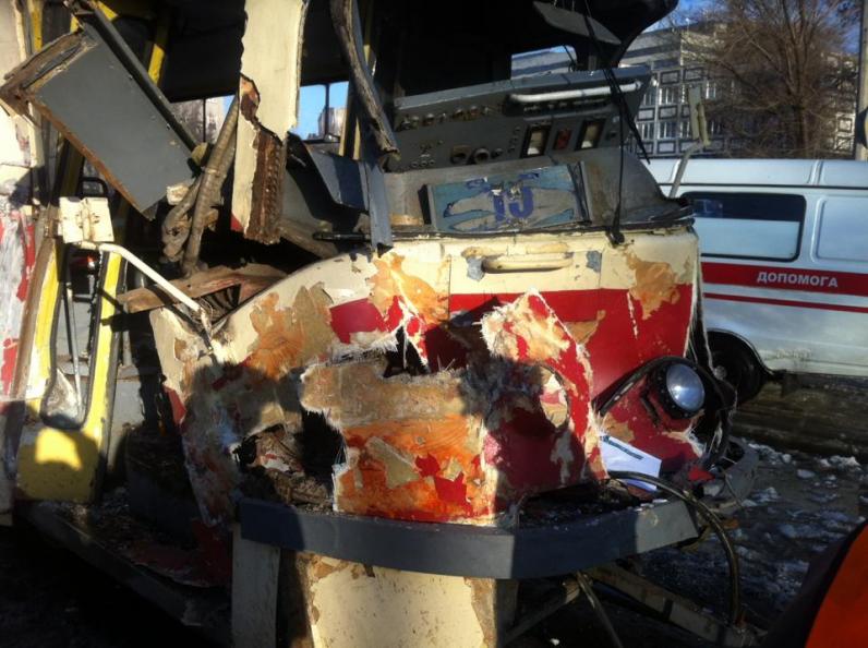 В Днепропетровске БТР врезался в трамвай (ФОТО) В Днепропетровске БТР врезался в трамвай (ФОТО)