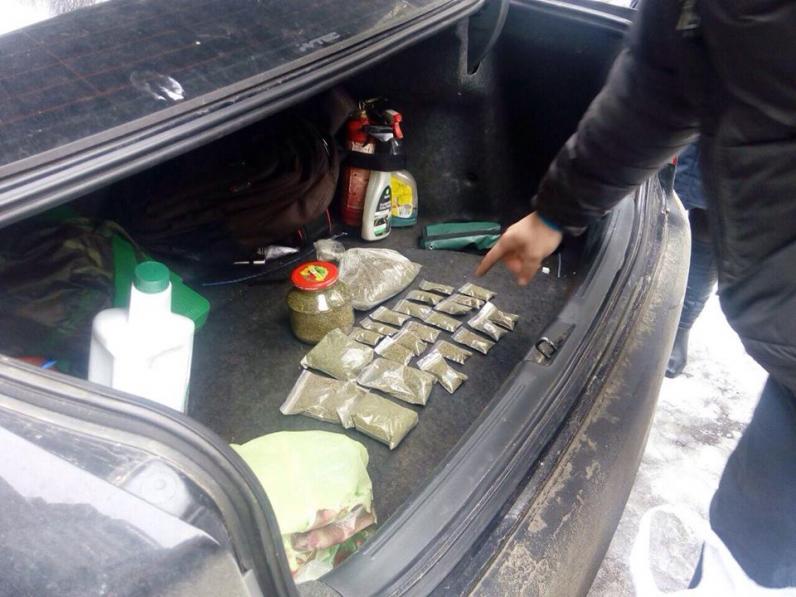 Днепропетровские патрульные полицейские поймали двух наркоторговцев (Фото) Днепропетровские патрульные полицейские поймали двух наркоторговцев (Фото)