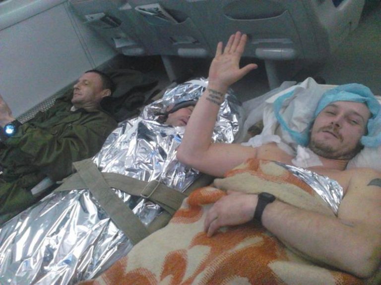 Эвакуация по-украински: раненых бойцов АТО перевозят в поезде на полу
