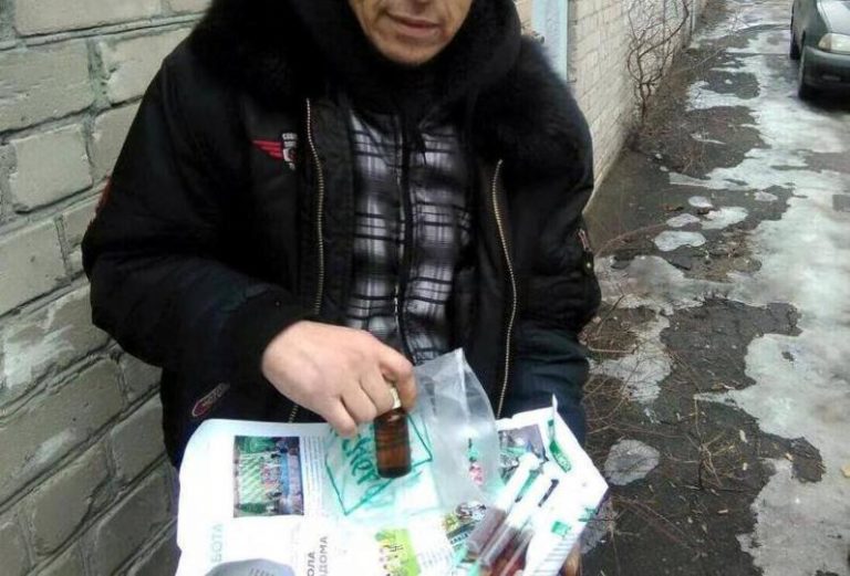 В Днепропетровске вооруженная до зубов женщина торговала буратино” (Фото)”