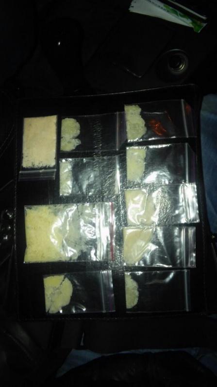 Полицейские насобирали наркотиков на 100 тысяч гривен (Фото) Полицейские насобирали наркотиков на 100 тысяч гривен (Фото)