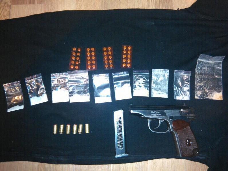 Полицейские насобирали наркотиков на 100 тысяч гривен (Фото) Полицейские насобирали наркотиков на 100 тысяч гривен (Фото)