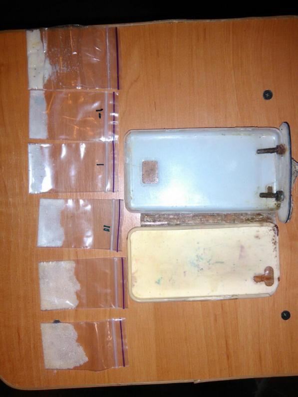 Полицейские насобирали наркотиков на 100 тысяч гривен (Фото) Полицейские насобирали наркотиков на 100 тысяч гривен (Фото)