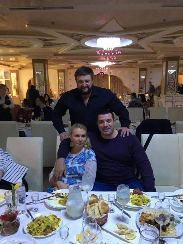 В Днепропетровске избили депутата горсовета и пытались украсть его сына (Фото) В Днепропетровске избили депутата горсовета и пытались украсть его сына (Фото)