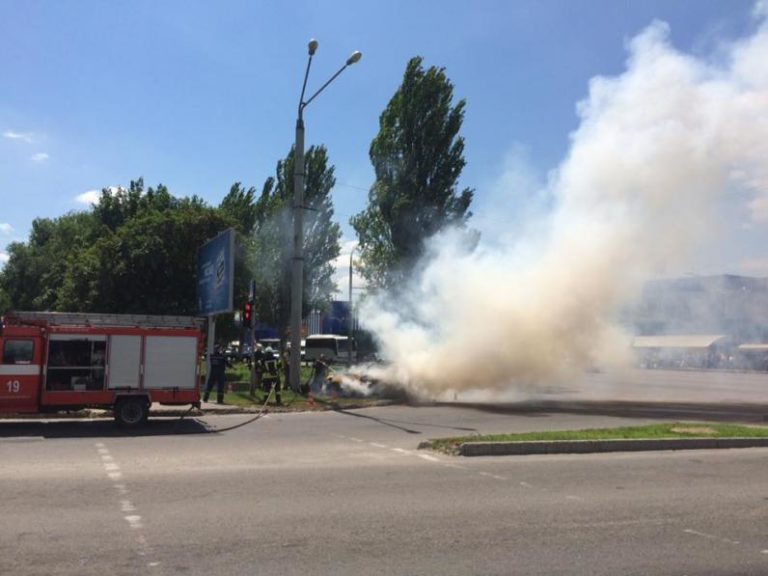 В Днепре автомобиль врезался в столб и сгорел