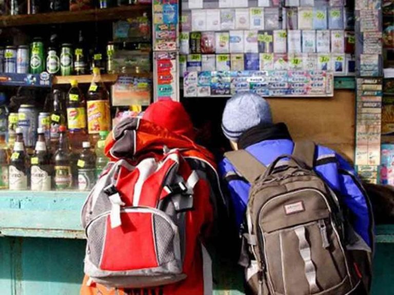 На Днепропетровщине продают алкоголь и сигареты детям