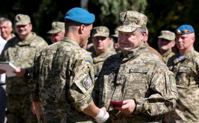 В зоне АТО погибли 415 украинских десантников, – Порошенко