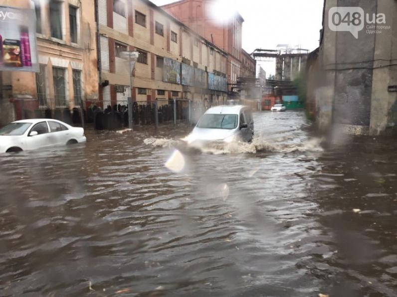 В Одессе ливень затопил улицы (фото)