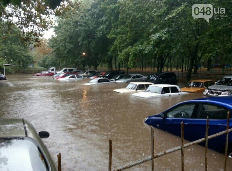 В Одессе ливень затопил улицы (фото)