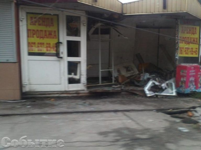 На Днепропетровщине автомобиль влетел в киоск