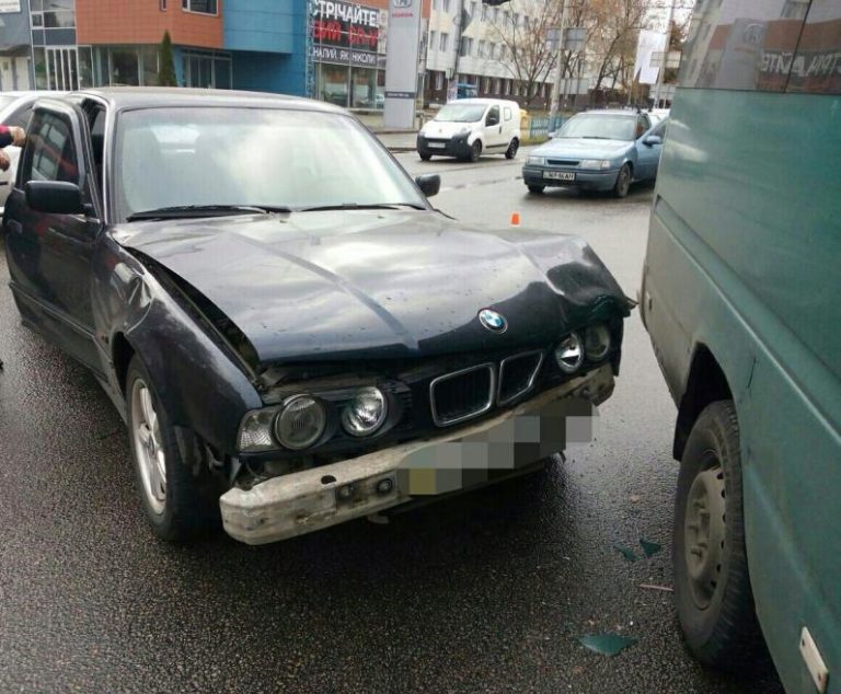 В Днепре «BMW» столкнулся с микроавтобусом
