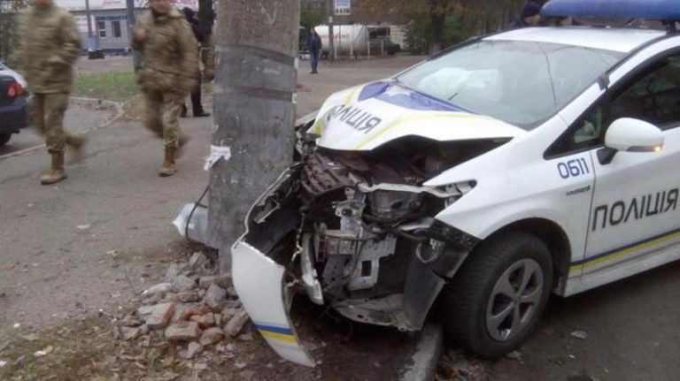 В Днепре полицейские врезались в столб