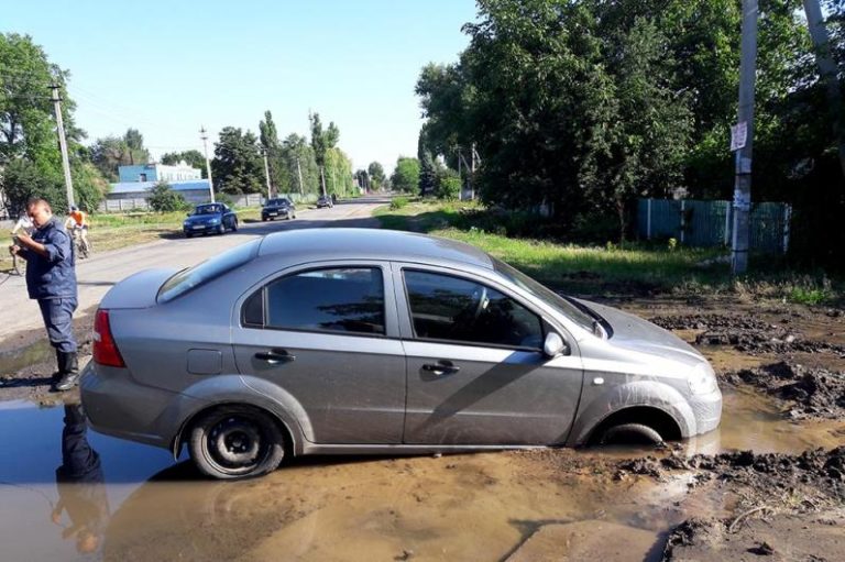 Спасатели Днепропетровщины вытащили авто из грязи