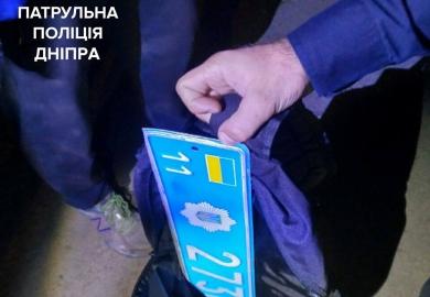 В Днепре мужчина украл номера у патрульных - Dnepr.com - Головний ...