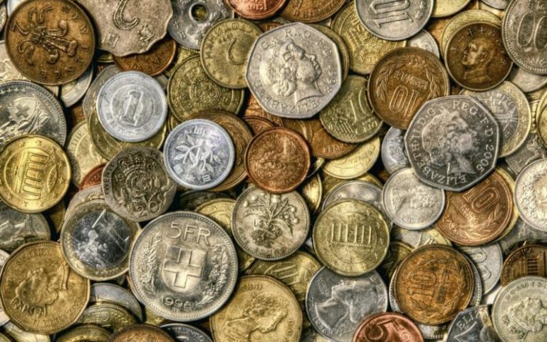 Через блокпост пытались провезти старинные украшения и монеты