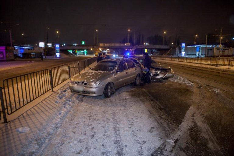 В Днепре пешеход спровоцировал ДТП и скрылся с места аварии