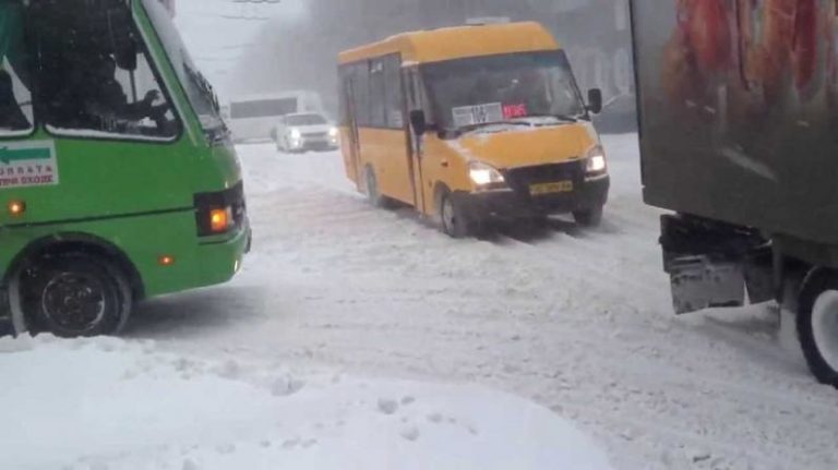 За ночь на Днепропетровщине спасатели вытащили из заносов 6 машин «Скорой помощи» и 32 грузовика