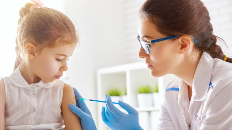В Украине запретили пускать в школы и детсады детей без прививок