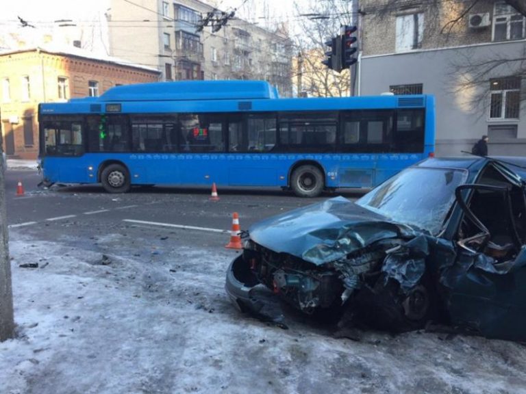 В Днепре автобус врезался в легковушку