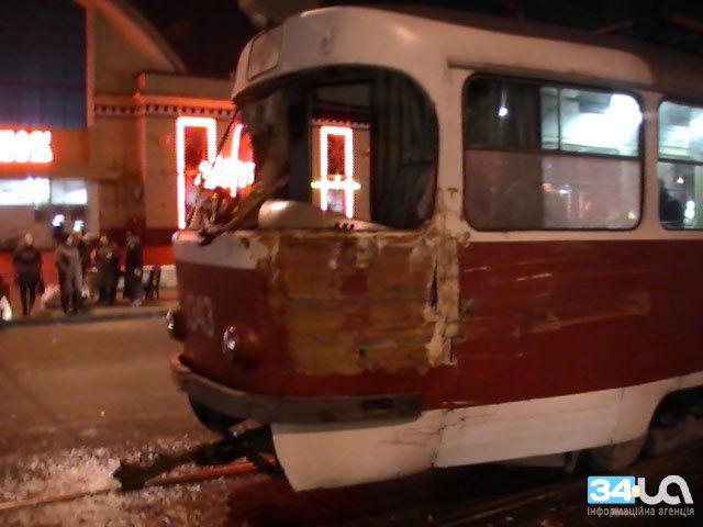 грузовик врезался в трамвай в Днепропетровске