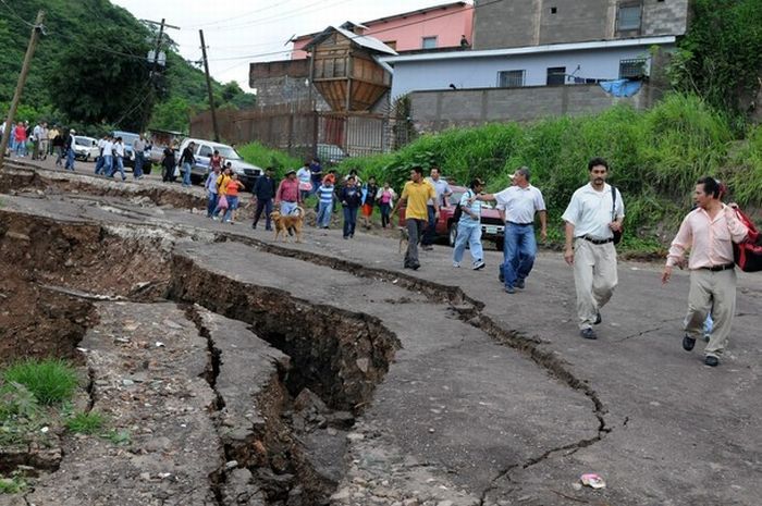 Гигантская дыра в Гватемале поглотила несколько зданий (11 фото + видео)