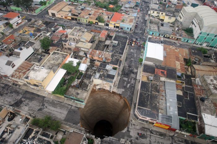 Гигантская дыра в Гватемале поглотила несколько зданий (11 фото + видео)