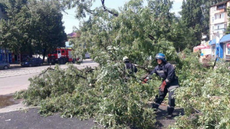 Последствия урагана на Днепропетровщине: есть погибшие (Фото)