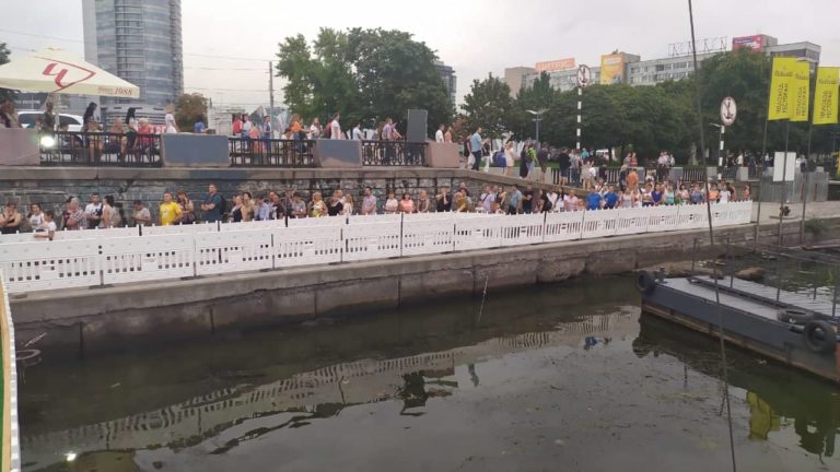 Поворотная камера «Ремонт Центрального моста» позволяет видеть очередь на речной трамвай