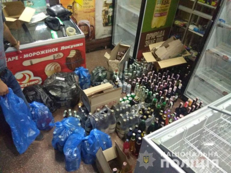 В Днепре полиция забрала алкоголь и сигареты из подпольного магазина
