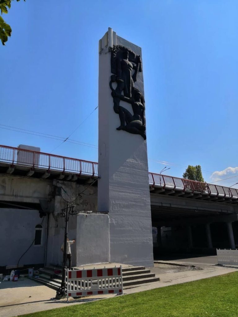 Заканчивается реконструкция бывшего входа на мост с левого берега (Фото)