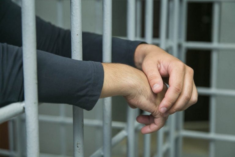 В Днепре охранники супермаркета избили женщину палкой