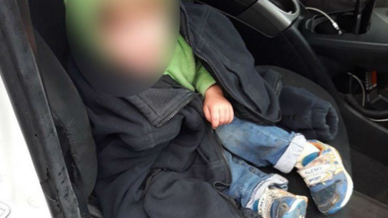 В Днепре патрульные нашли 2-летнего мальчика, который потерялся