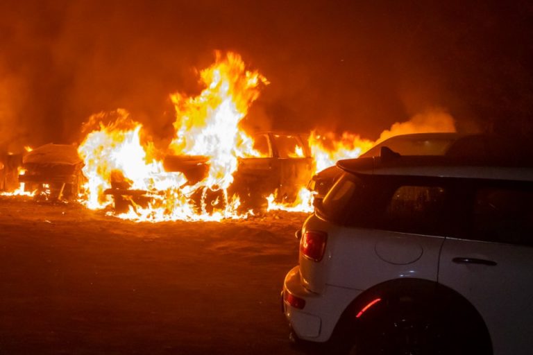В Днепре на улице Кротова сгорели 4 автомобиля