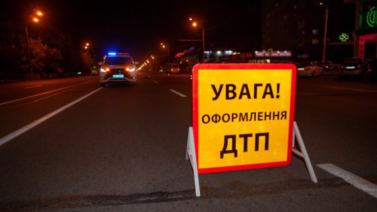 На трассе Днепр-Харьков столкнулись легковушка и школьный автобус