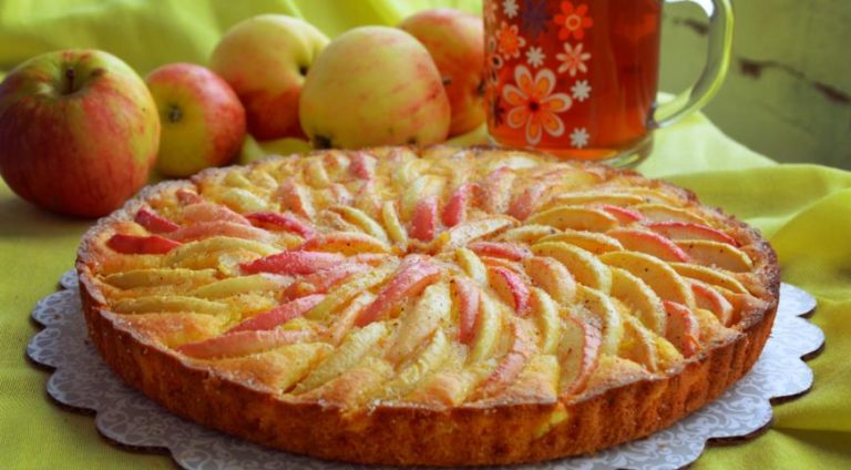 Рецепт дня: яблочный пирог с грецкими орехами и шоколадом