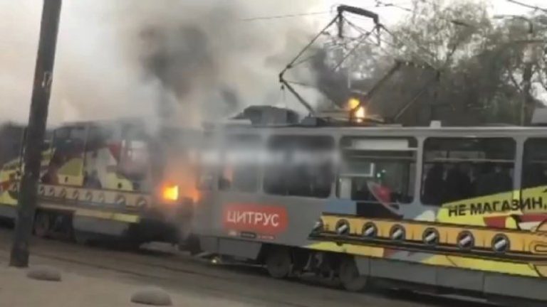 В Днепре возле ЦУМ’а горел первый трамвай