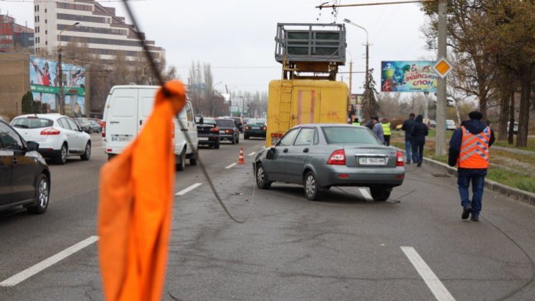 В Днепре оборвался  контактный провод и рухнул на автомобили (Фото)