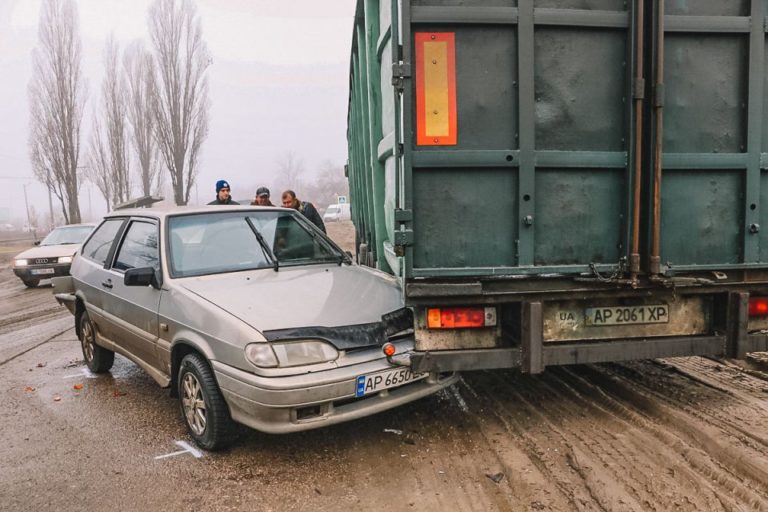 В Днепре легковушку зажало между грузовиками