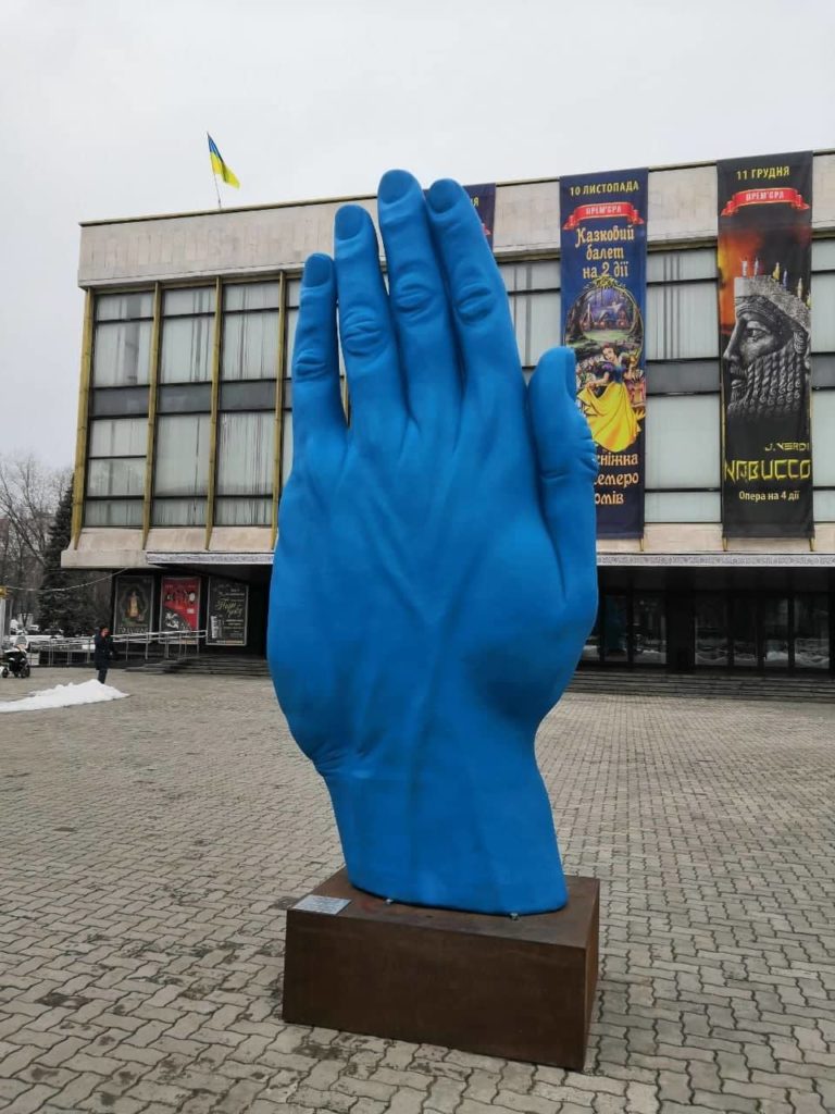 В Днепре возле оперного театра установили синюю руку