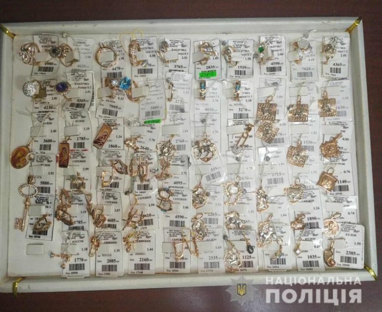 В Каменском мужчина украл драгоценности из ломбарда