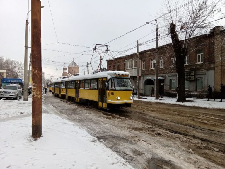 В Днепре электротранспорт работает с перебоями из-за снегопада