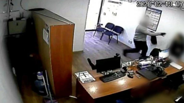 В Новомосковске мужчина напал на сотрудницу кредитного учреждения