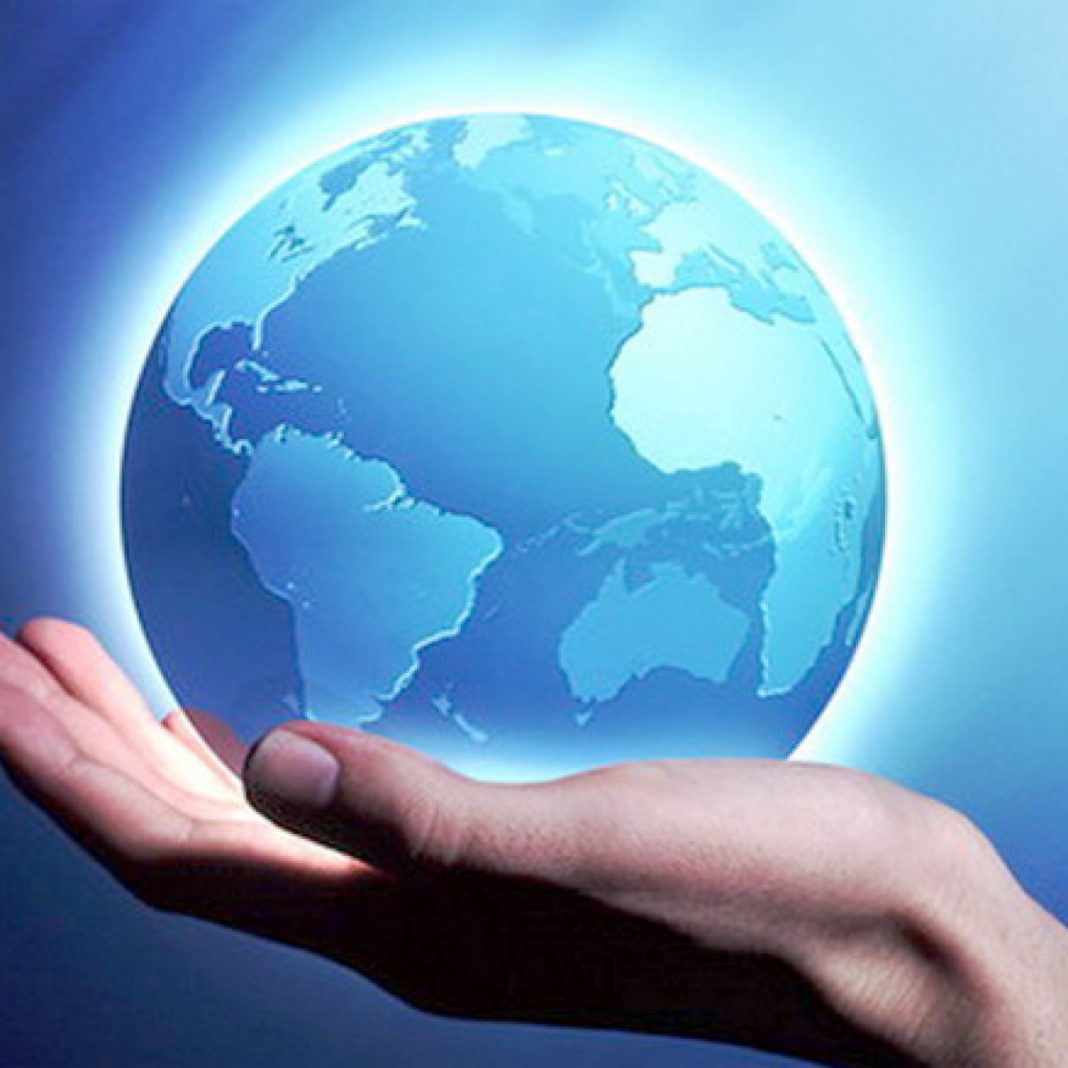 Мир на любых условиях. Планета в руках экология. Планета земля в руках человека. Мир в руке. Земной шар в руках.