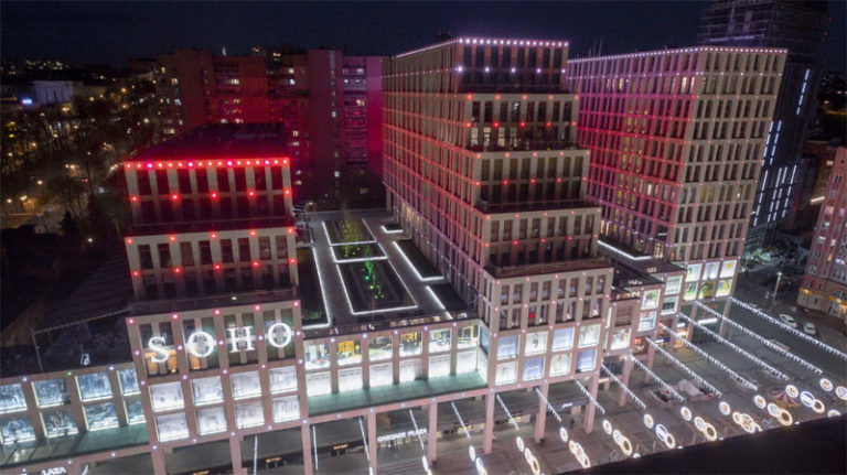 Cascade Plaza засветил красно-белые огни в благодарность медикам