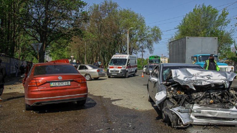 В Днепре столкнулись 2 легковушки