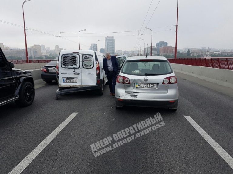 В Днепре на Новом мосту столкнулись 4 автомобиля